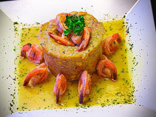 Mofongo-con-camarones-al-ajillo